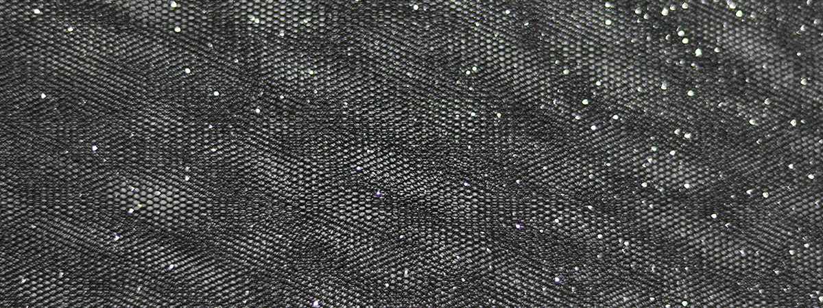 Tul negro con pliegues la textura de la tela transparente oscura
